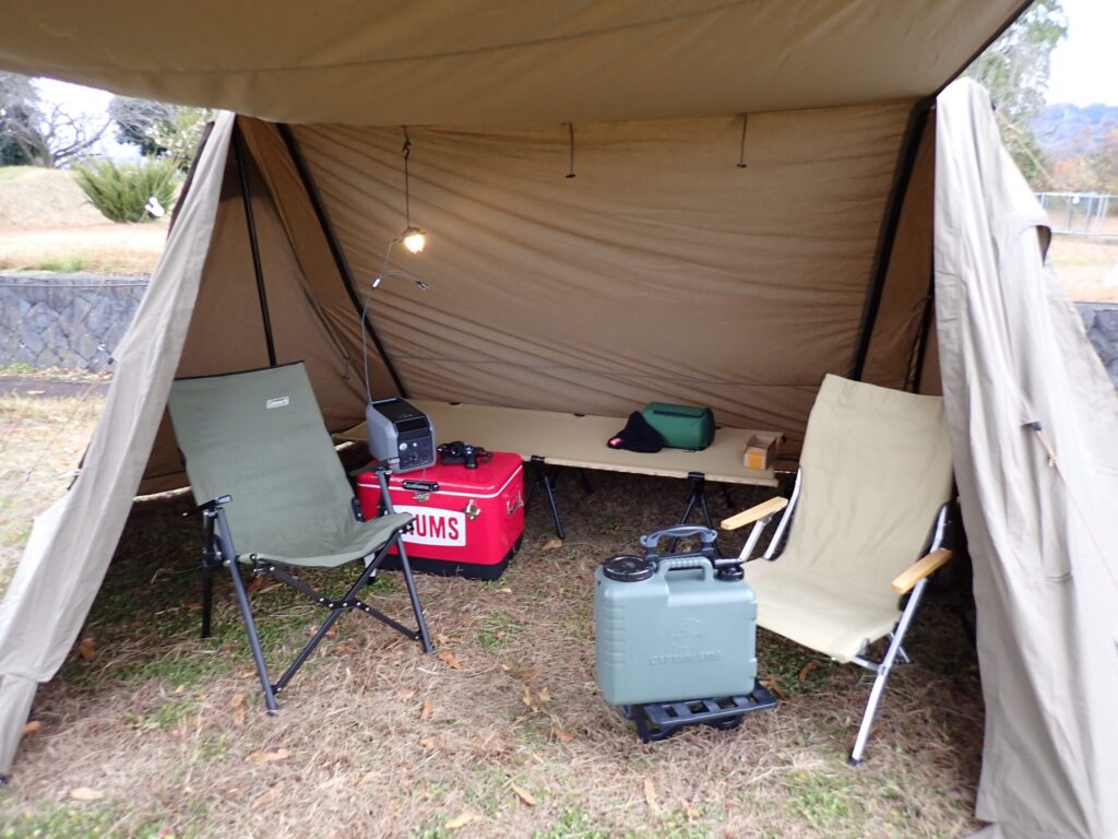 WAQ 2WAYフォールディングコットを物置として利用している様子