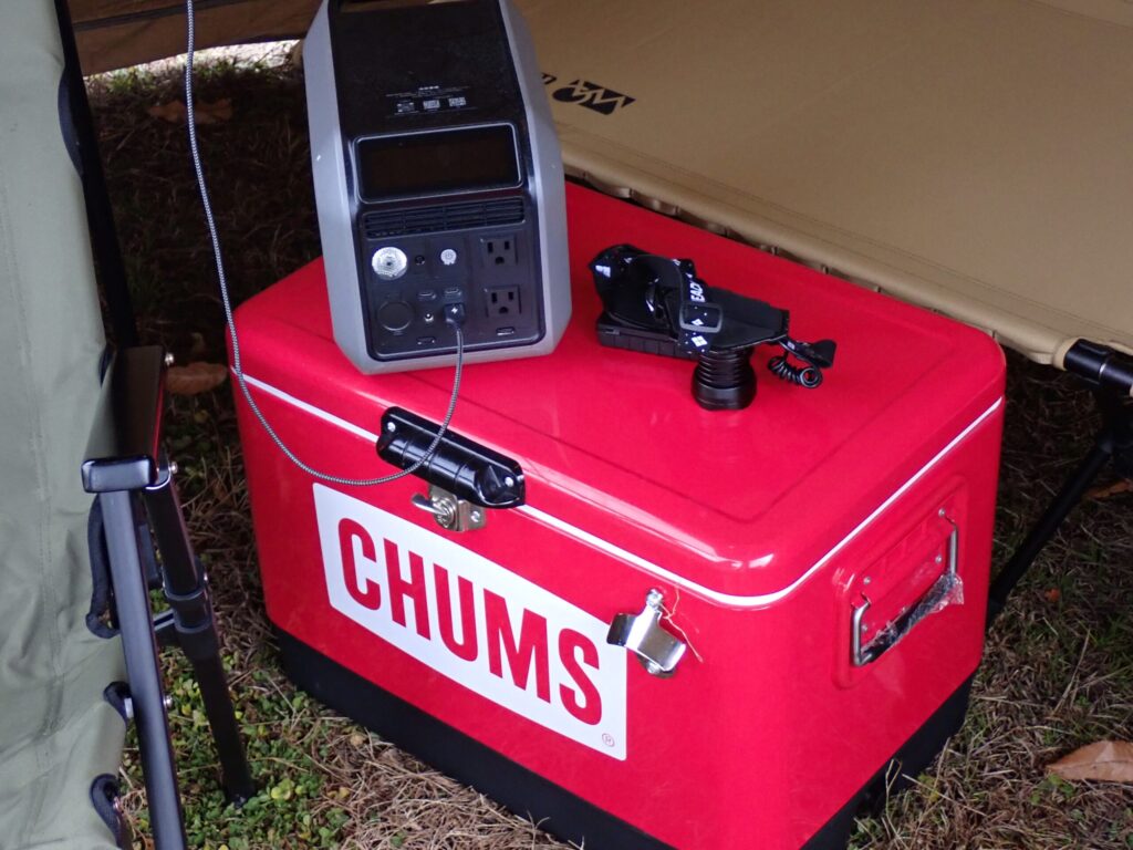 Dabbsson 600Lをキャンプで使用しているシーン