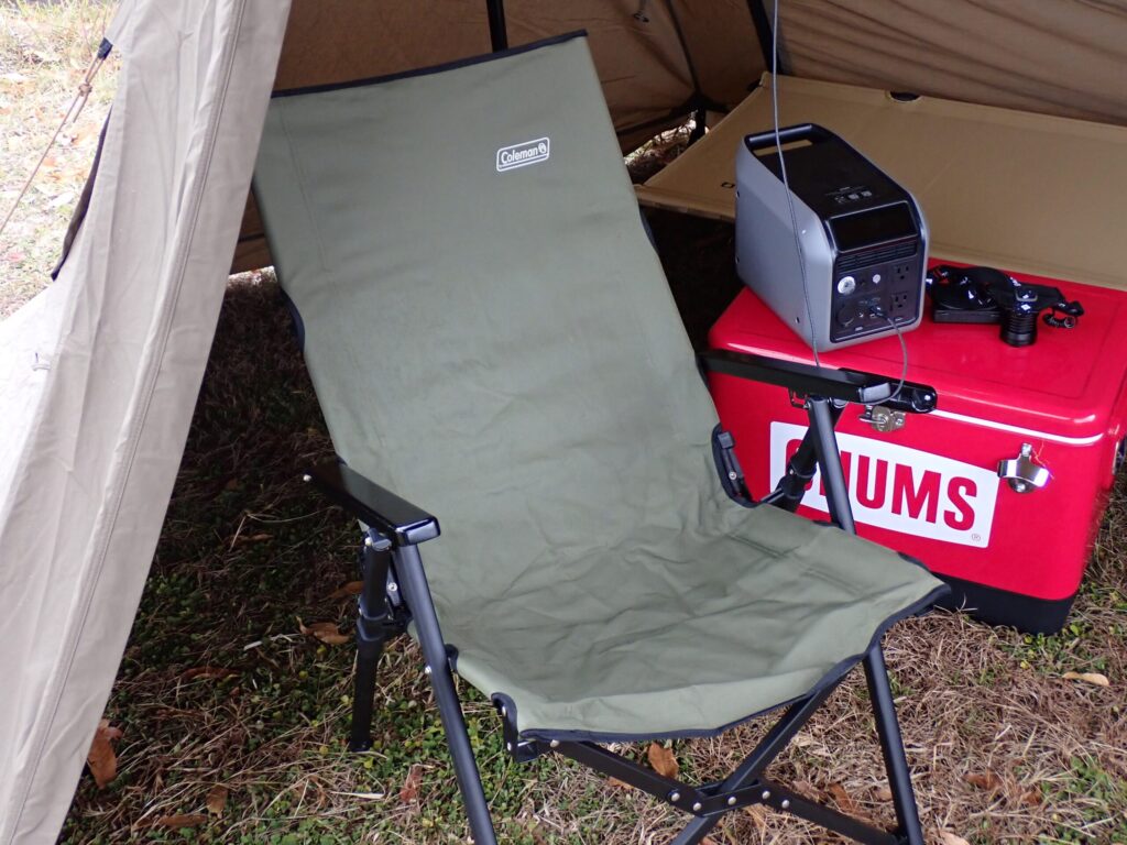 タープテント内にColeman レイチェアを配置している様子