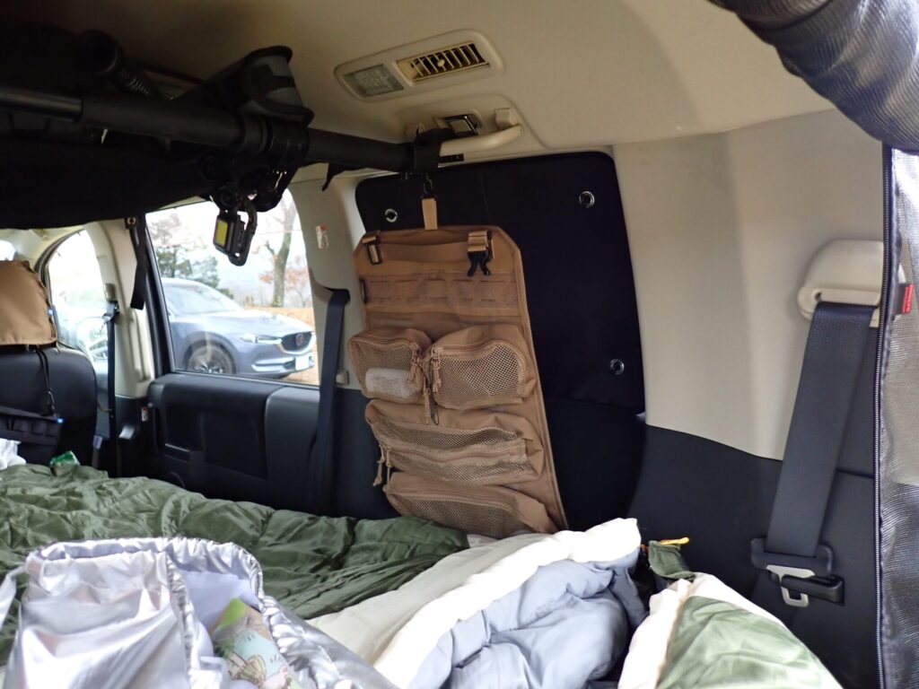 デリカD5後部座席にウォールポケットをかけている様子