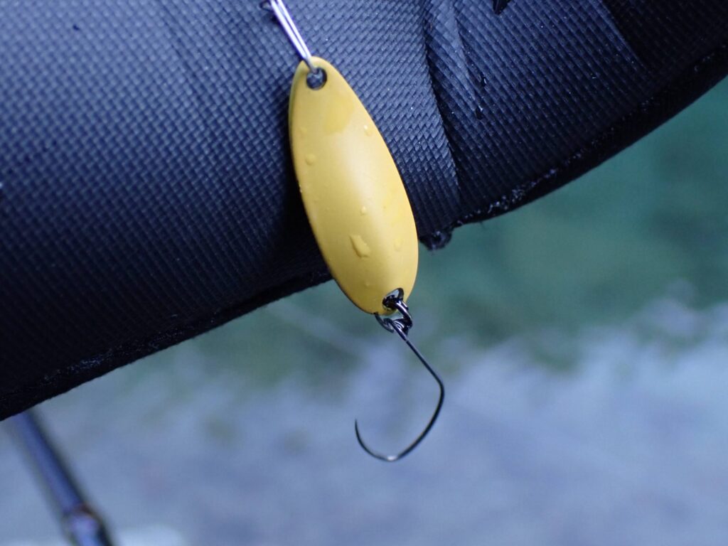 リクーゼ1.0gを釣り場で手に持っている様子