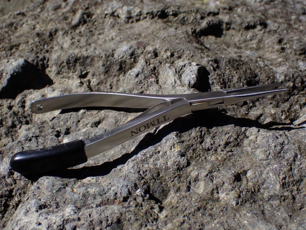 TIMON リングオープナーを釣り場で使っている様子