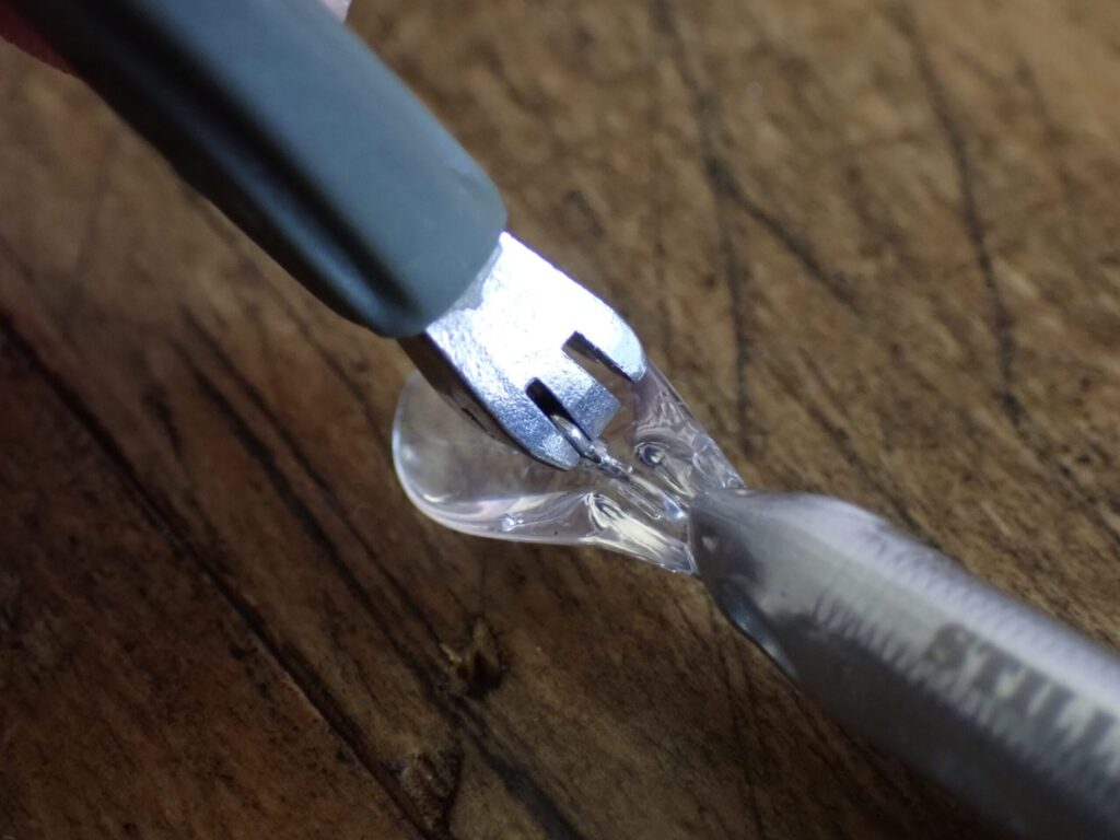 ミノーをアイチューンしている様子