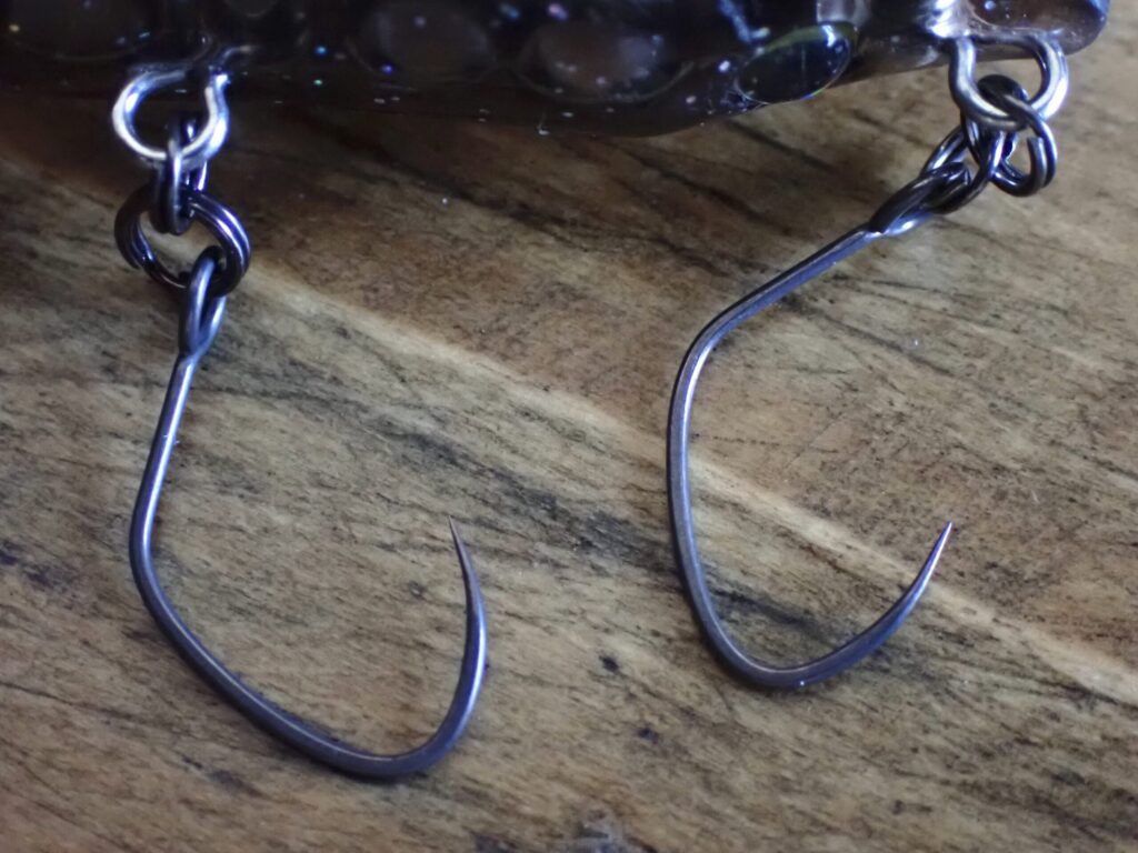 デカミッツドライに合わせて使用しているヤリエ ST #8 フック。甘噛みバイトを拾う広めゲイプと高い刺さり性能が特徴