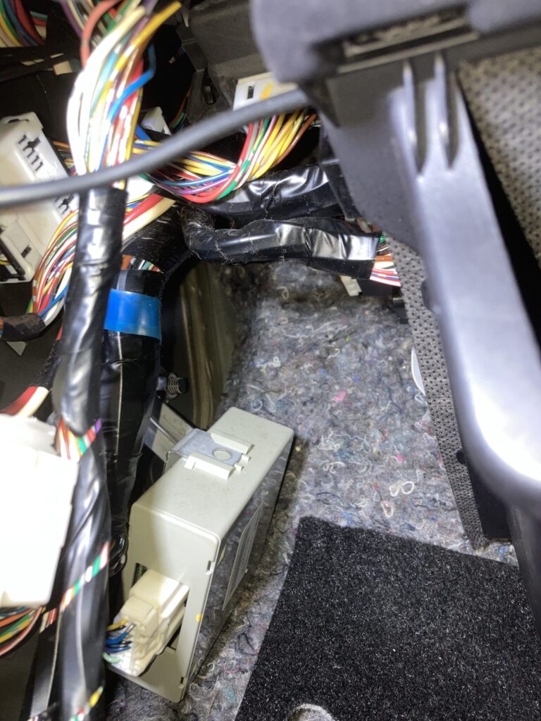 デリカD:5助手席足元のカバーを外して配線ルートを確認した写真
