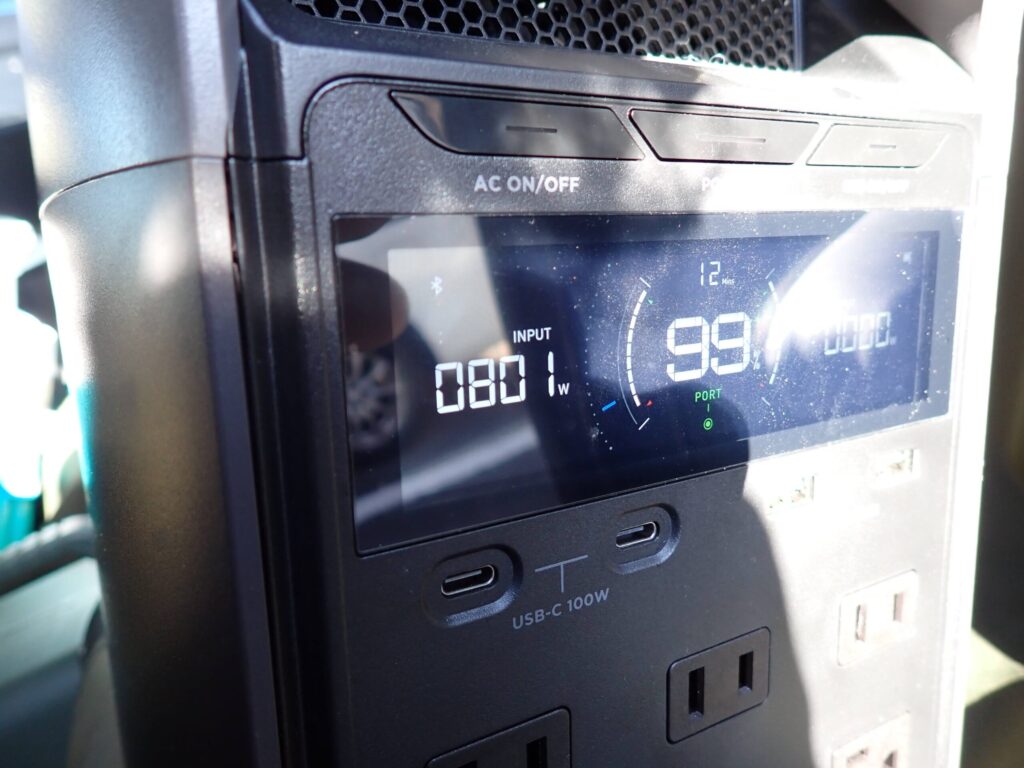 実際に800W前後で充電している EcoFlow delta3の充電画面