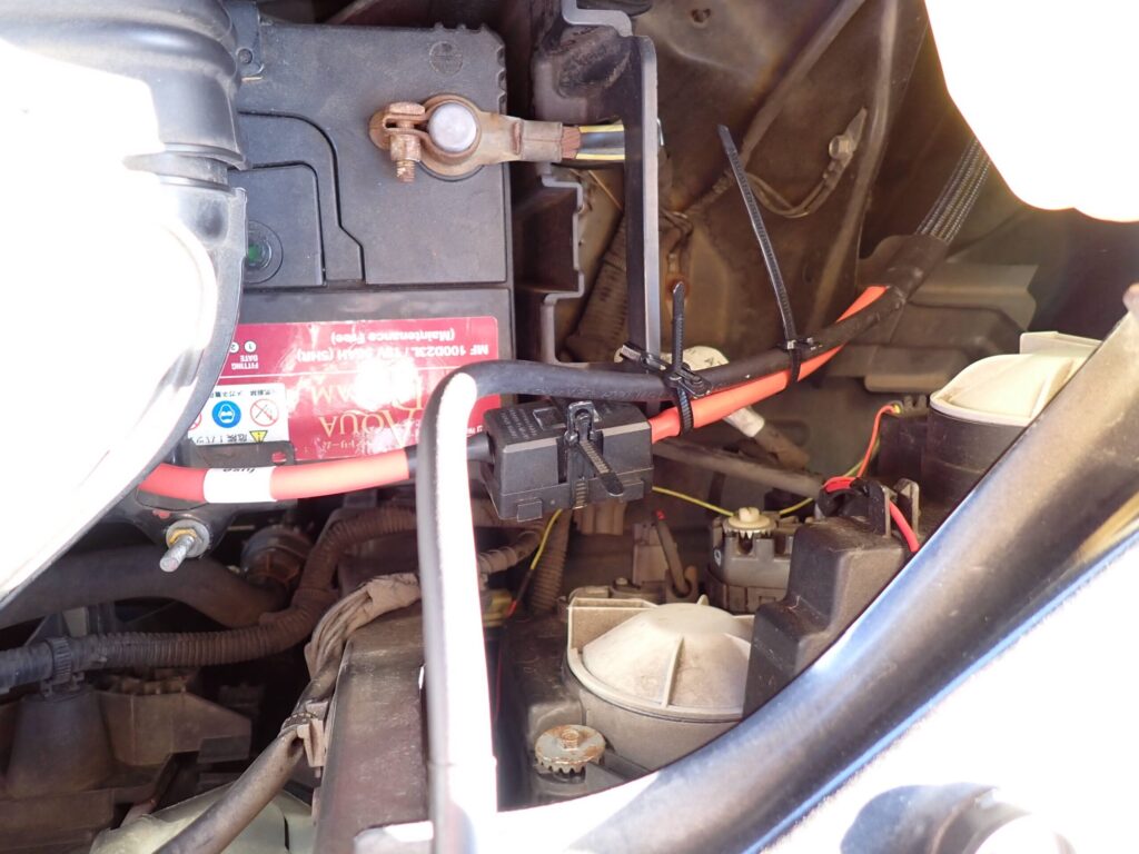 デリカD:5前期型のエンジンルーム全景(バッテリー位置がわかる写真)