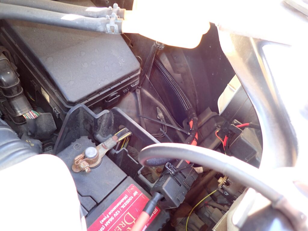 デリカD5 のエンジンルームに取り付けた EcoFlow 800W 走行充電器の設置例