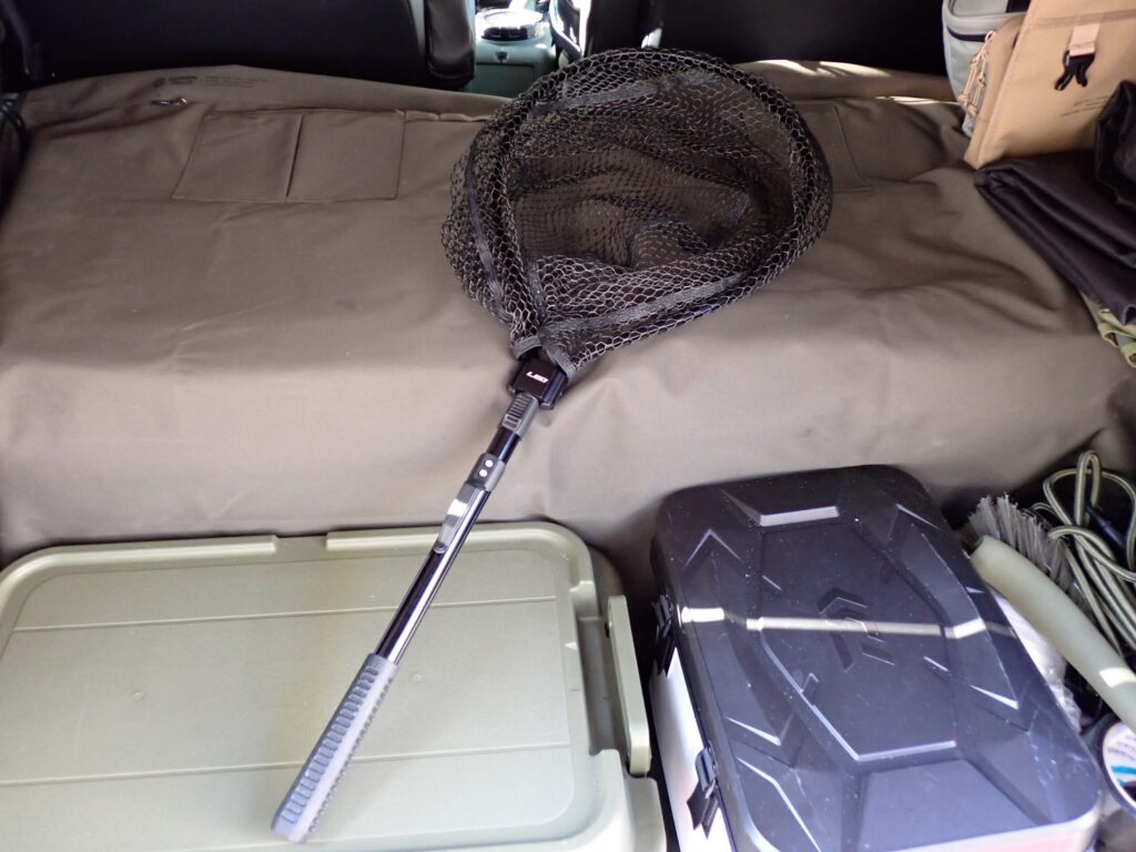 SUPで使うランディングネットを伸ばした状態の写真。長さを確保しつつ片手で扱いやすい、折りたたみ式ネットの使用イメージ。