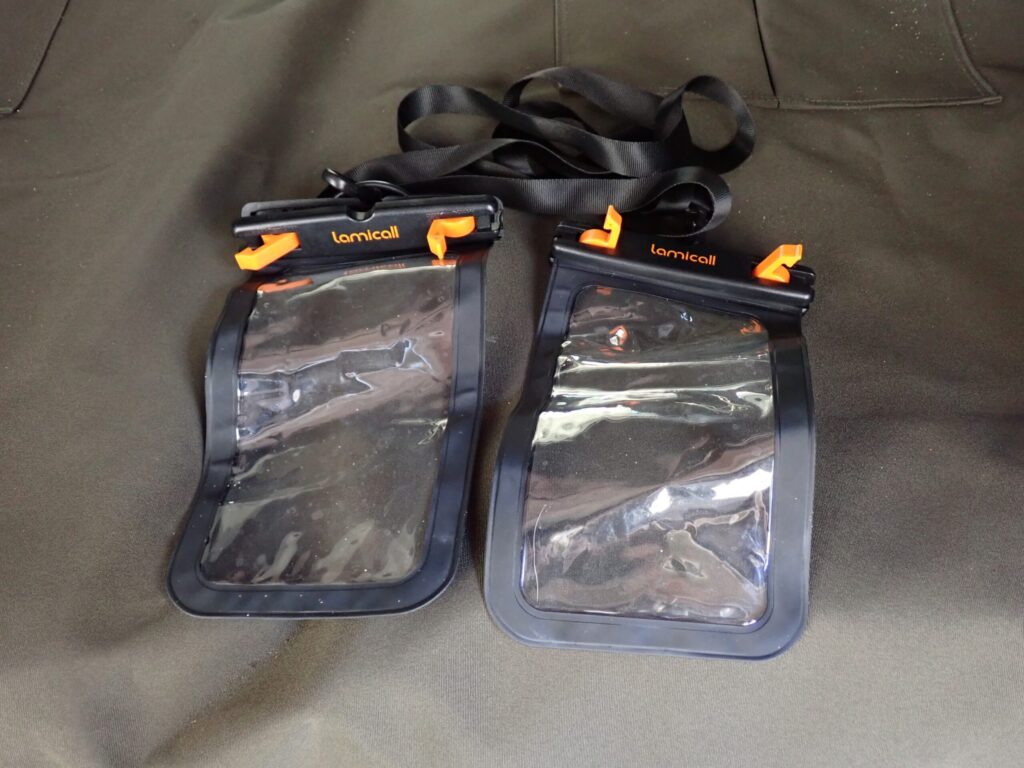 SUP釣行で使用する防水スマホケースの写真。スマホや車の鍵など濡れると困る必需品をまとめて守る安全装備としてのイメージ。