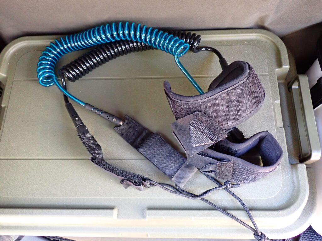 SUP釣行で使用するコイルタイプのリーシュコードの写真。落水時にボードと体を繋ぐ必須の安全装備であることを示すイメージ。