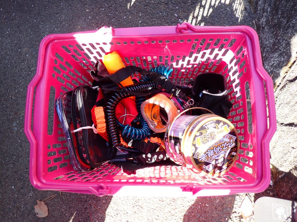 SUP釣りで濡れた小物を真水で洗ったあと、DAIWAバスケットにまとめて乾かしている様子