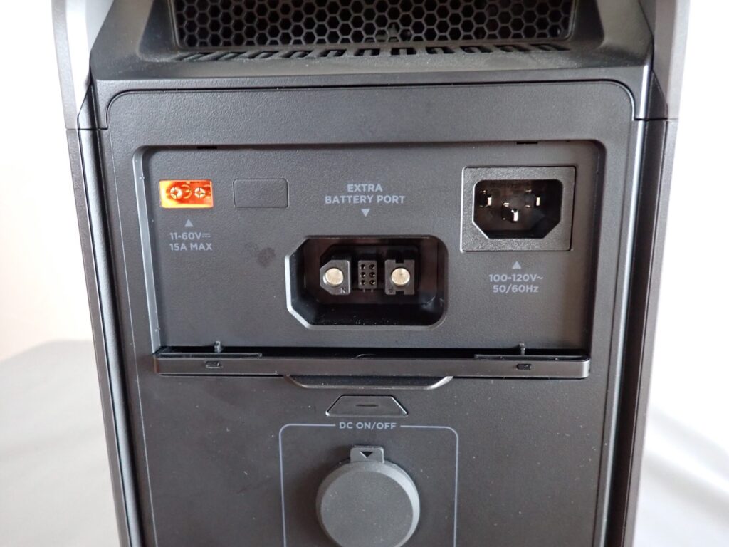 DELTA3の背面ソケットを写した様子