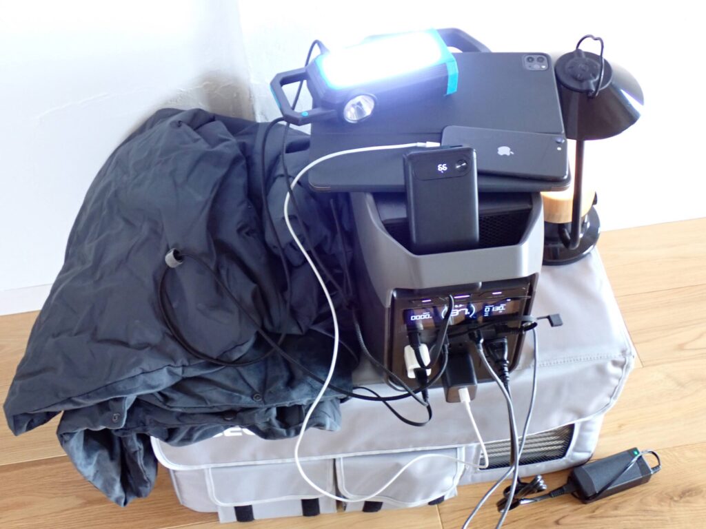 電気毛布やライトを同時に動かし、1kWh級がアウトドアで十分使える様子