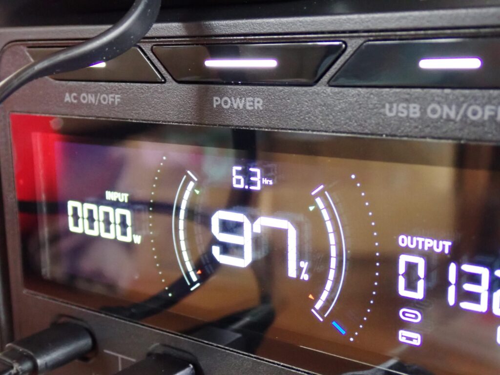 130w前後の機器を繋いで継続時間が6.3時間と表示されているインジケーター