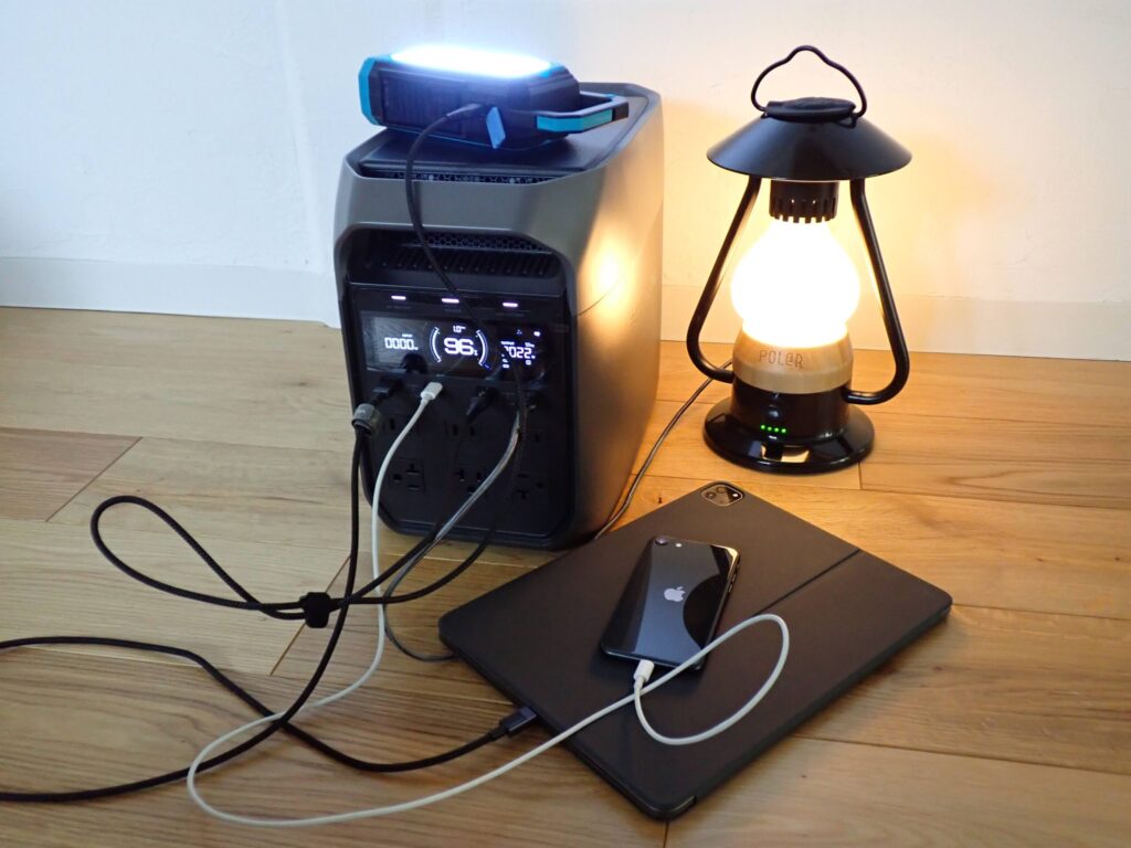 EcoFlow DELTA 3にスマホやipadや電気機器を繋いで充電している様子