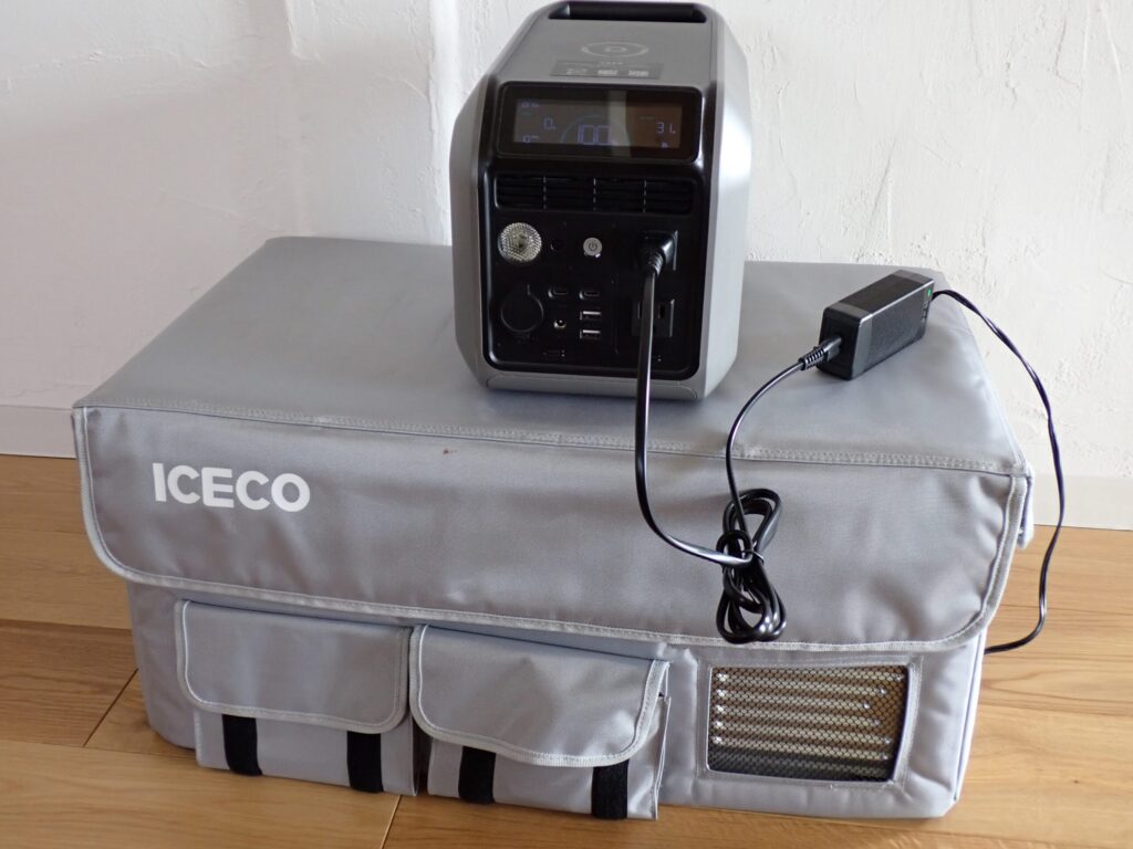 Dabbsson 600Lにポータブル冷蔵庫を繋いでいる様子