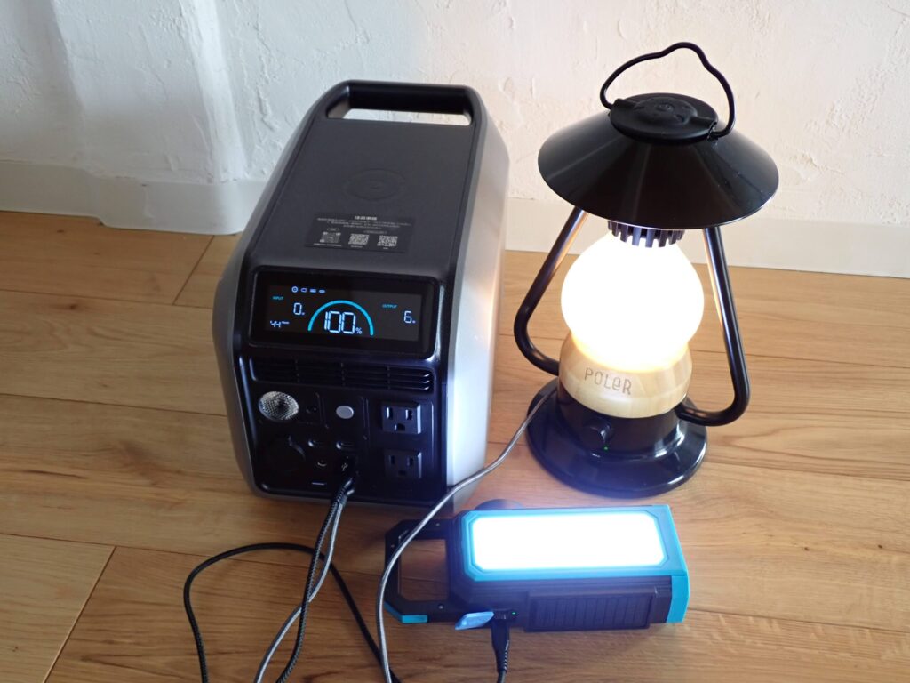 Dabbsson 600Lにライトとランタンを繋いでいる様子