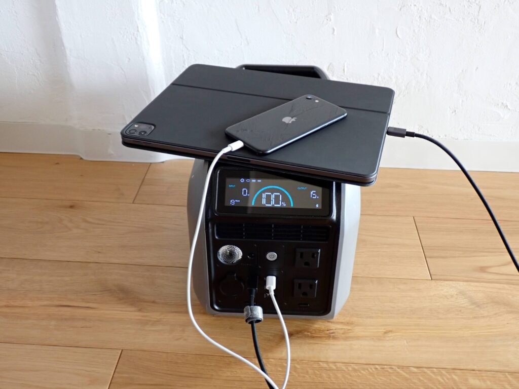 Dabbsson 600LにスマホとiPadを繋いでいる様子