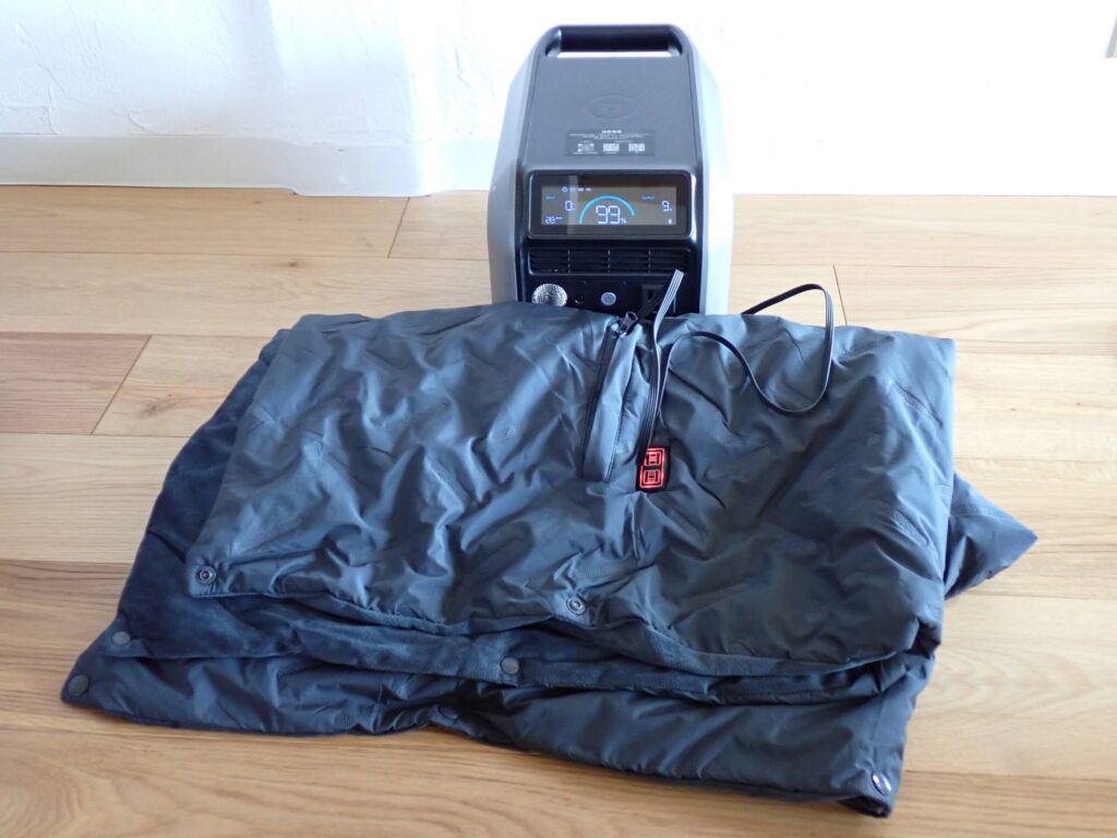 Dabbsson 600LにUSB電気毛布を繋いでいる様子