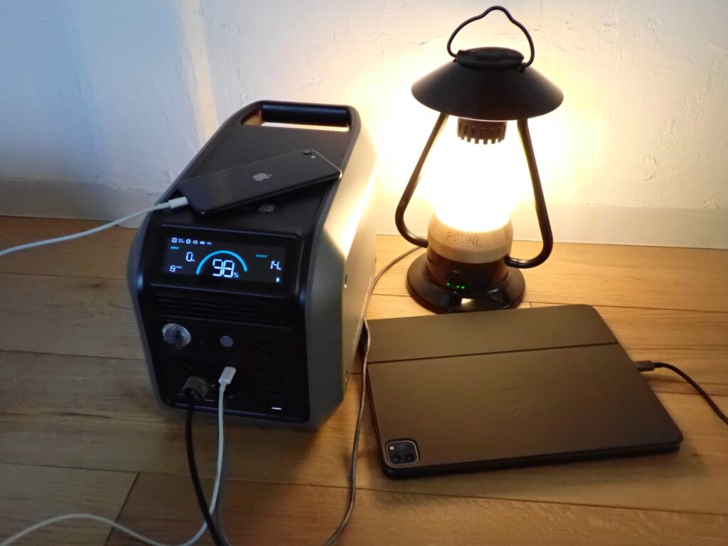 Dabbsson 600Lにランタンとスマホ/ipadを繋いでる様子