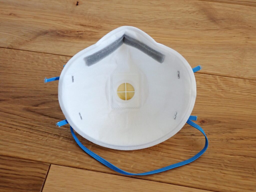 防塵マスクの内側を写した様子