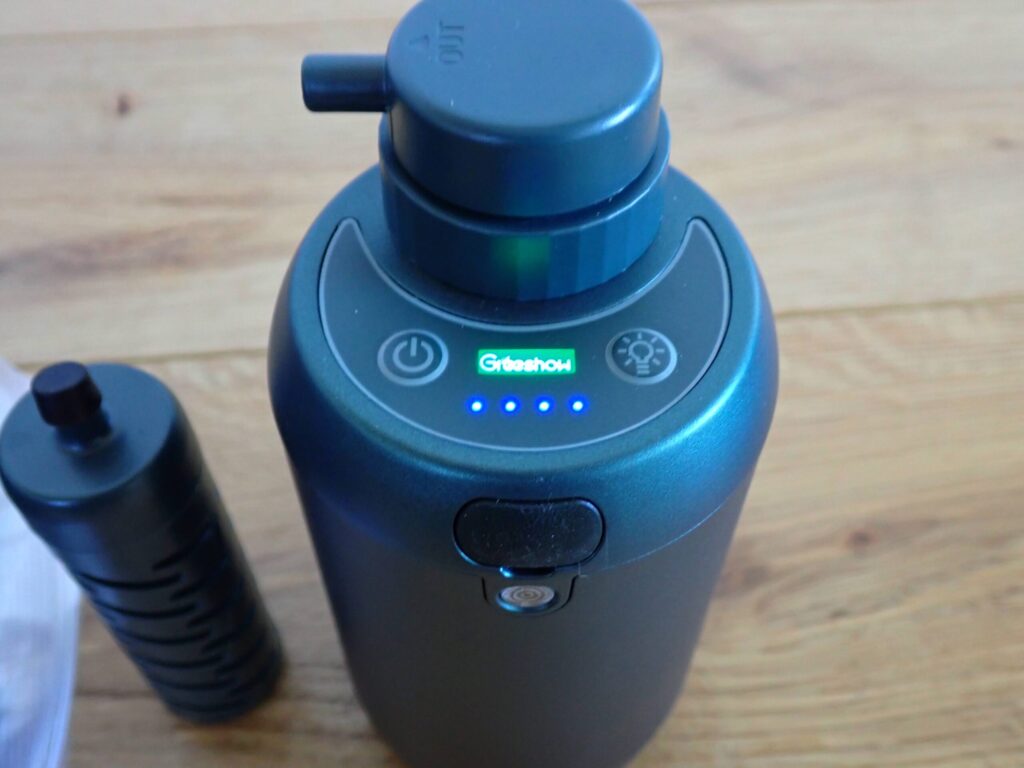 Greeshow GS-2801 電動携帯浄水器 稼働中イメージ