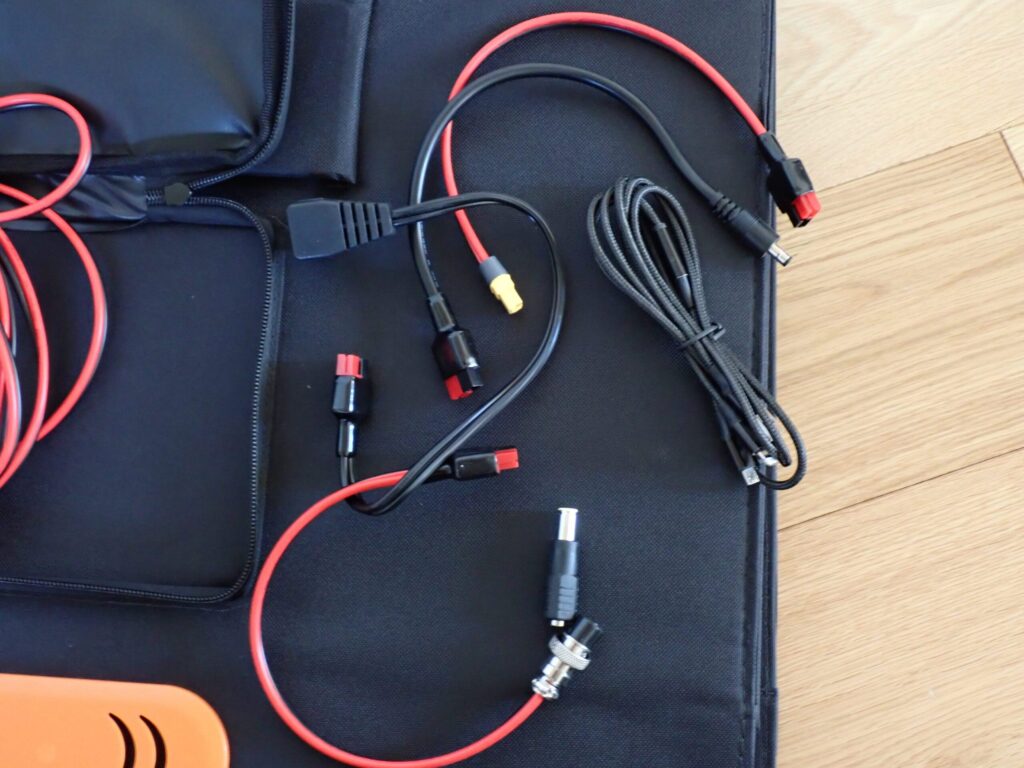 THORR 200Wソーラーパネル付属の変換コネクターを写した写真