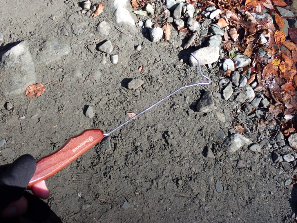 ベルモント フックリリーサーを手に持っているシーン