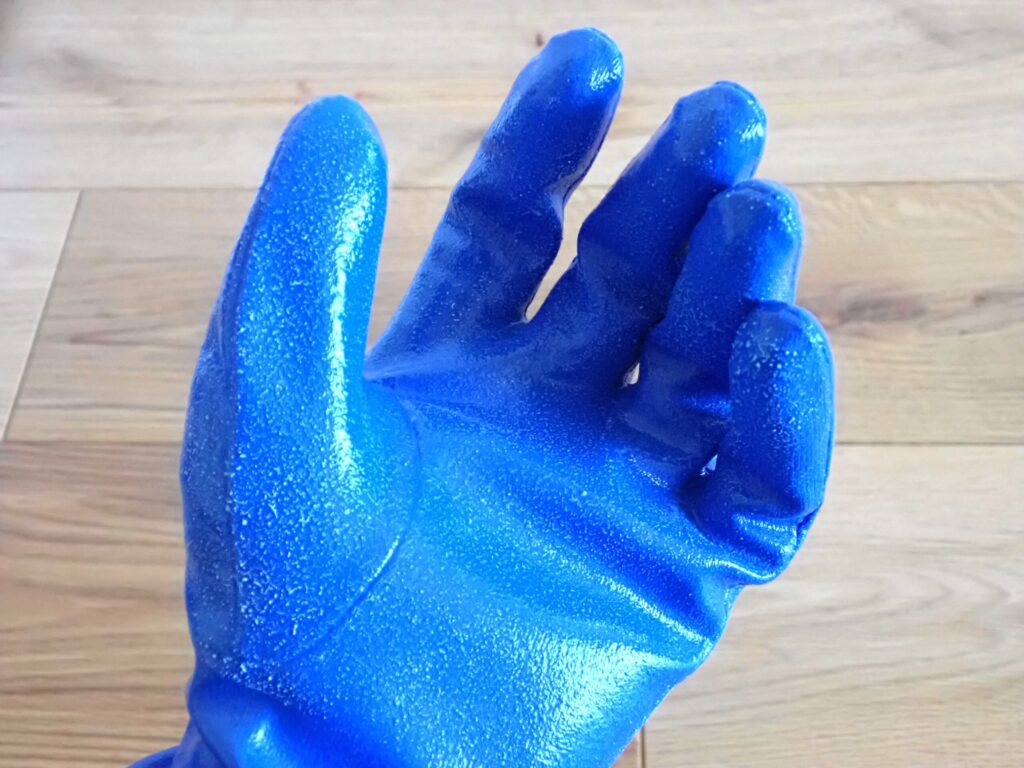 ニトリルグローブを手にはめた様子