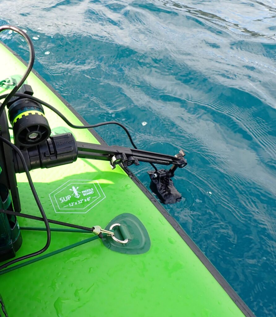 100均ゴム紐ショートを使いSUPのDリングへTB3000を固定している写真