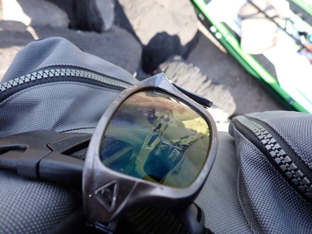 磯場で偏光サングラスを胸にかけている様子