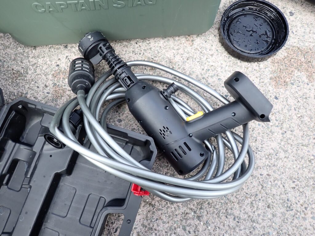 バッテリー式高圧洗浄機の現物でsupを洗浄する