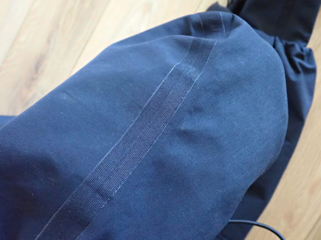 擦れた方のレイブンパンツの生地のアップ写真