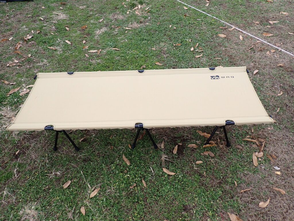 WAQ 2WAYフォールディングコットをハイポジションで設定している様子