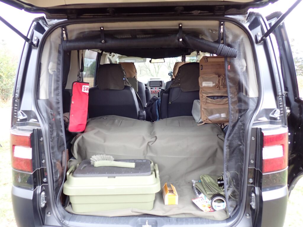 砂が落ちている車のラゲッジスペースの様子