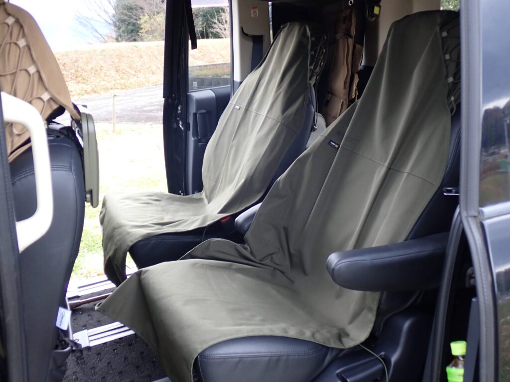 車のセカンドシートに装着されたGORDON MILLER CORDURAフロントシートカバー