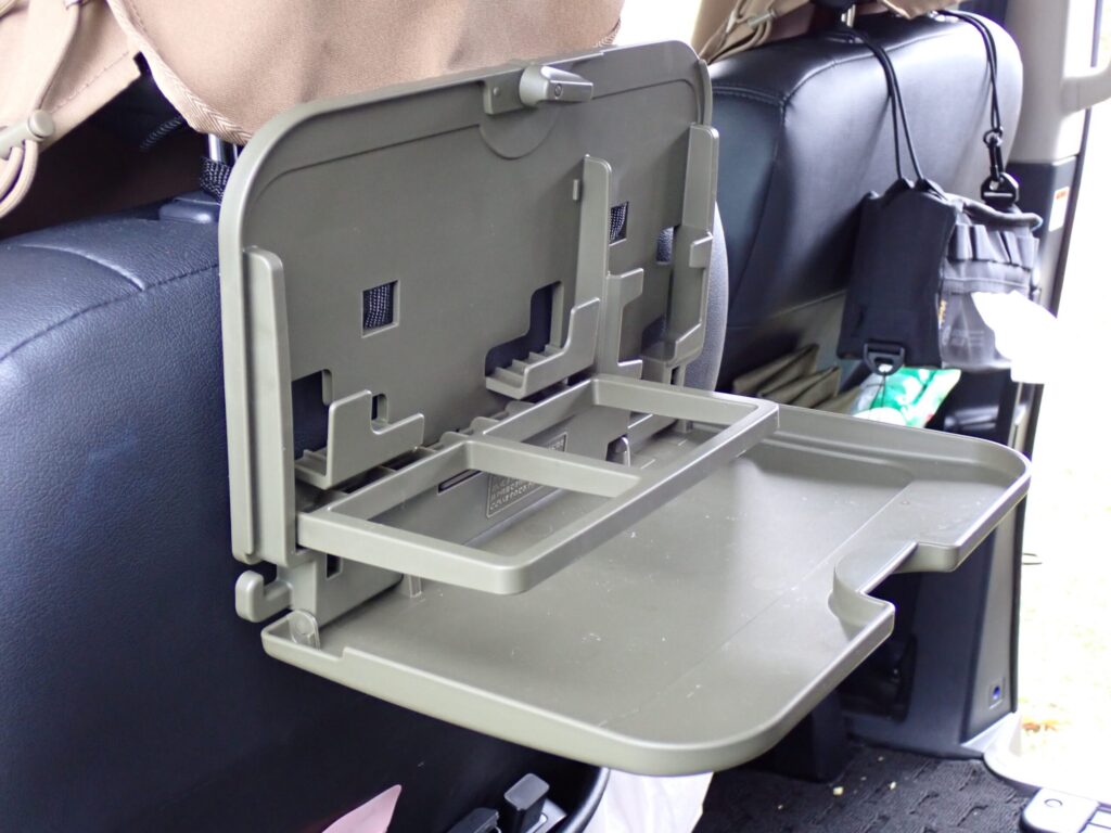 デリカD5一列目ヘッドレスト後ろにリアトレイをかけている様子