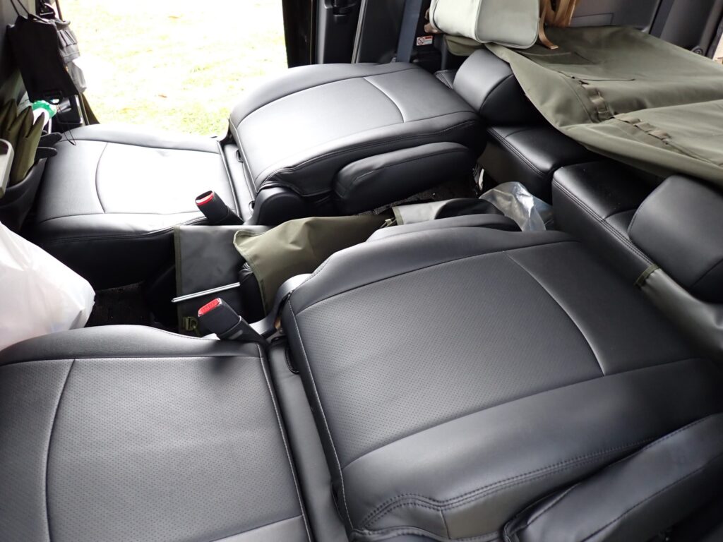 デリカD5の２列目を倒している写真