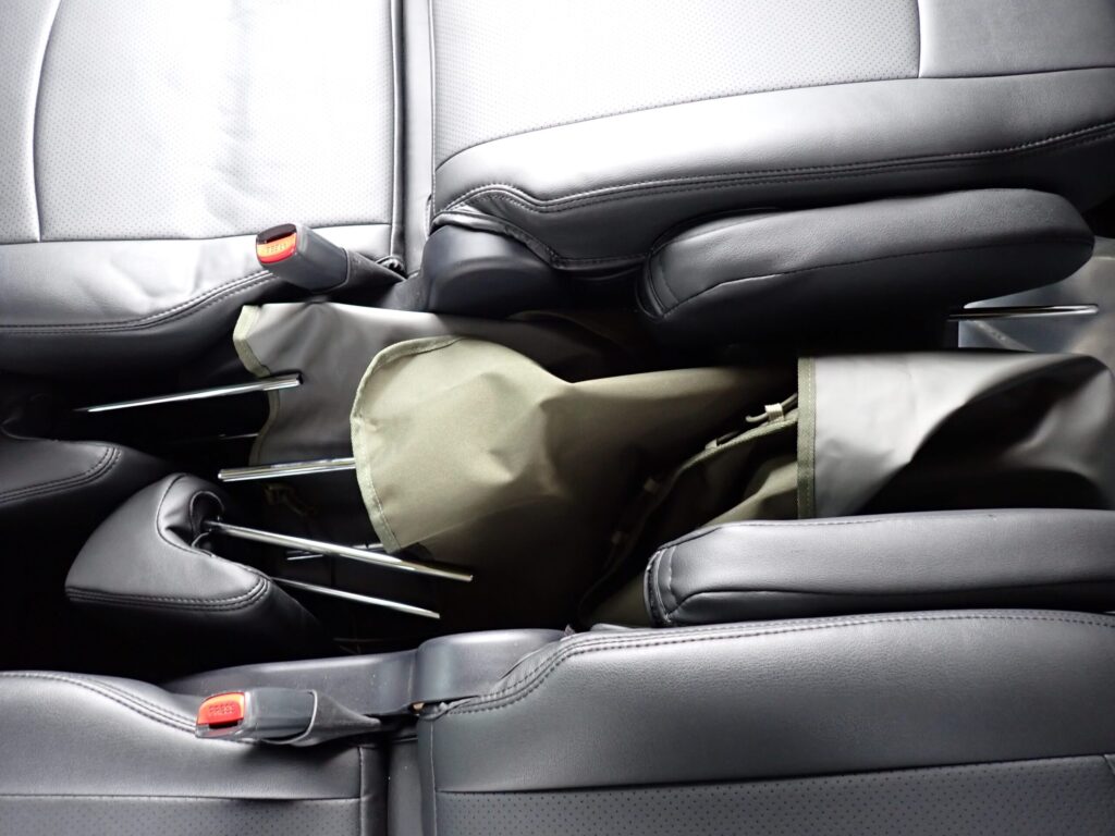 デリカD5の２列目の隙間にヘッドレスト等を収納している様子