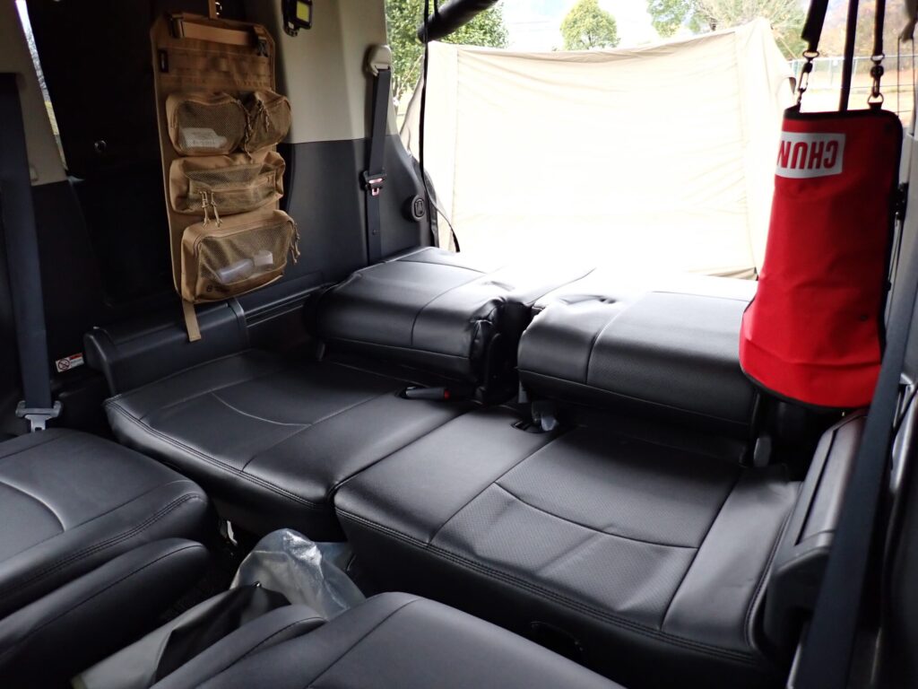 デリカD5の3列目を倒している写真