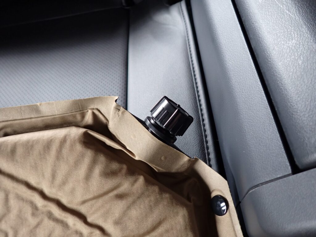 インフレータブルマットのバルブを開いている様子