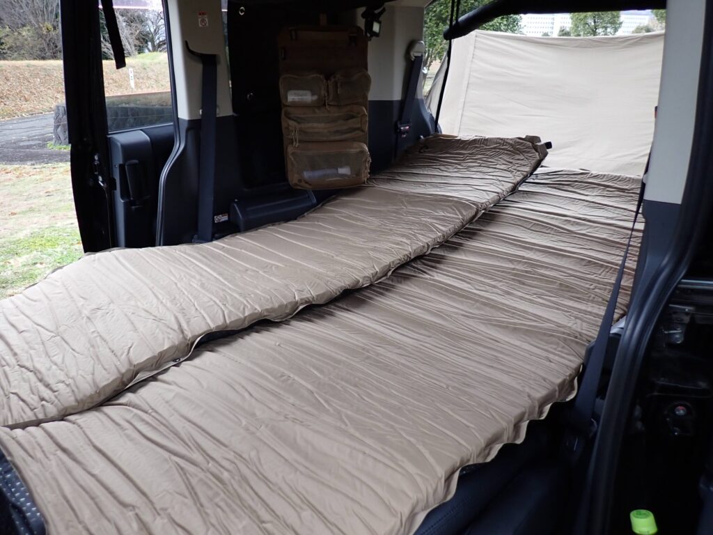 インフレータブルマットを車内に広げている様子