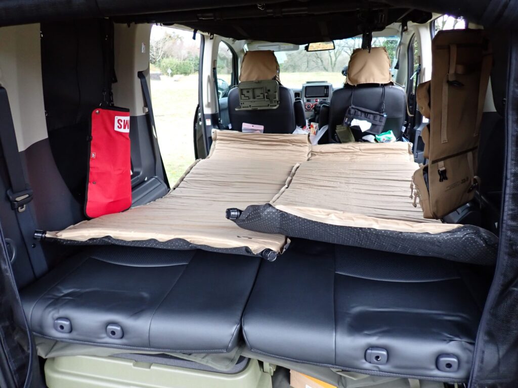 QUICK CAMPマットを車内に広げている様子