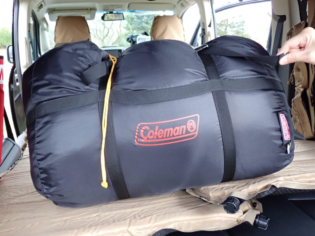 Coleman タスマンキャンピングマミーが袋に入っているサイズ感