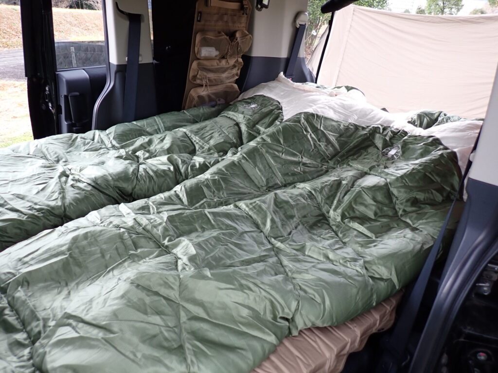 デリカD5車内に寝袋を広げている様子