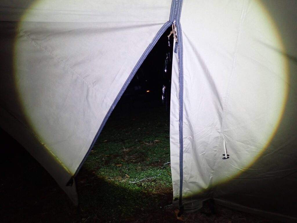 雨の様子をタープテント内から写した写真