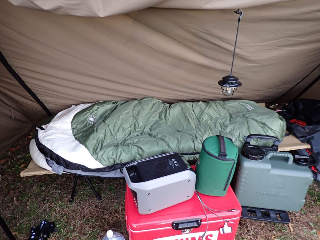 Coleman タスマンキャンピングマミーをコットに乗せた写真