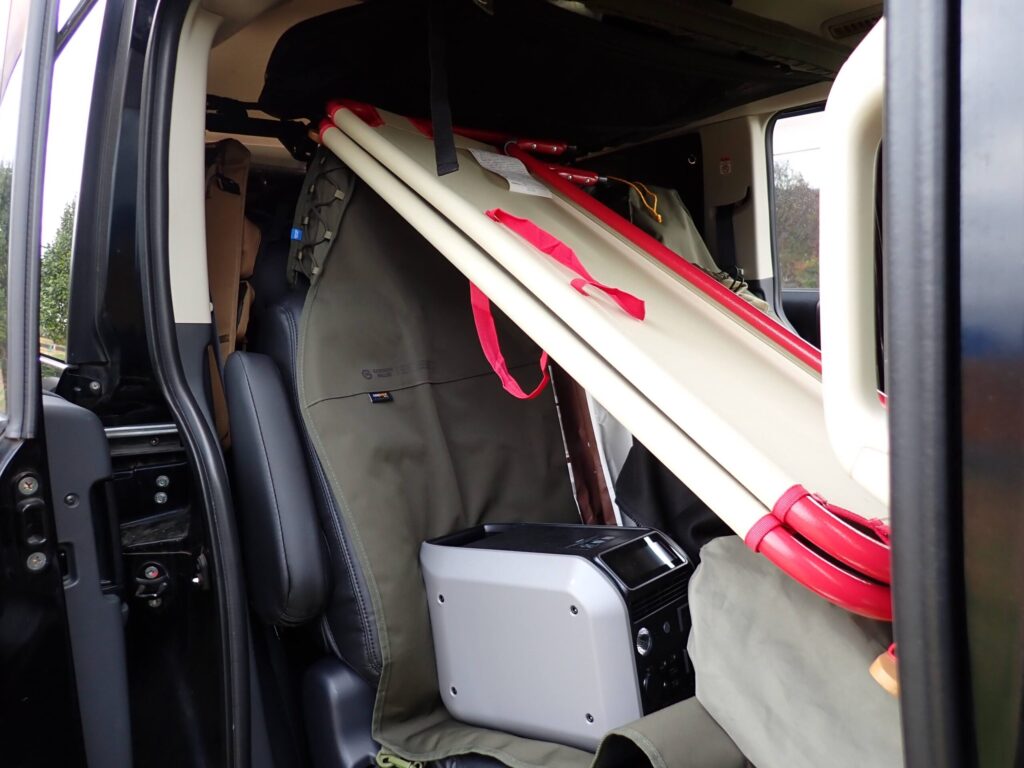 CHUMSバックウィズベンチを車に積んでいる様子