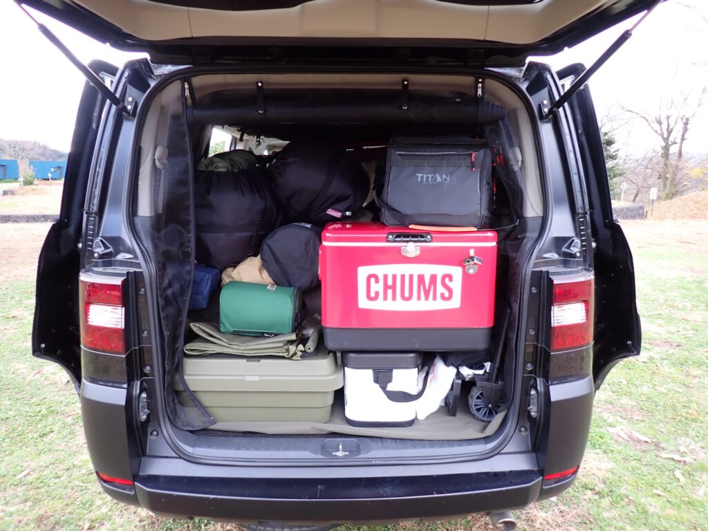 冬キャンプでCHUMS 54Lを車に積んでいる様子